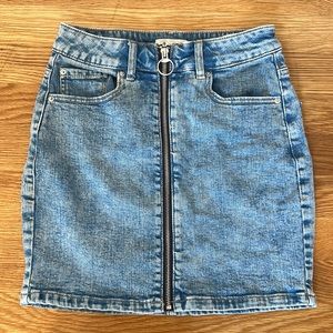 Jean skirt from garage, material feels stretchy but does not get loose over time